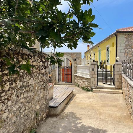 Mpolanos Guesthouse Himare Exterior foto