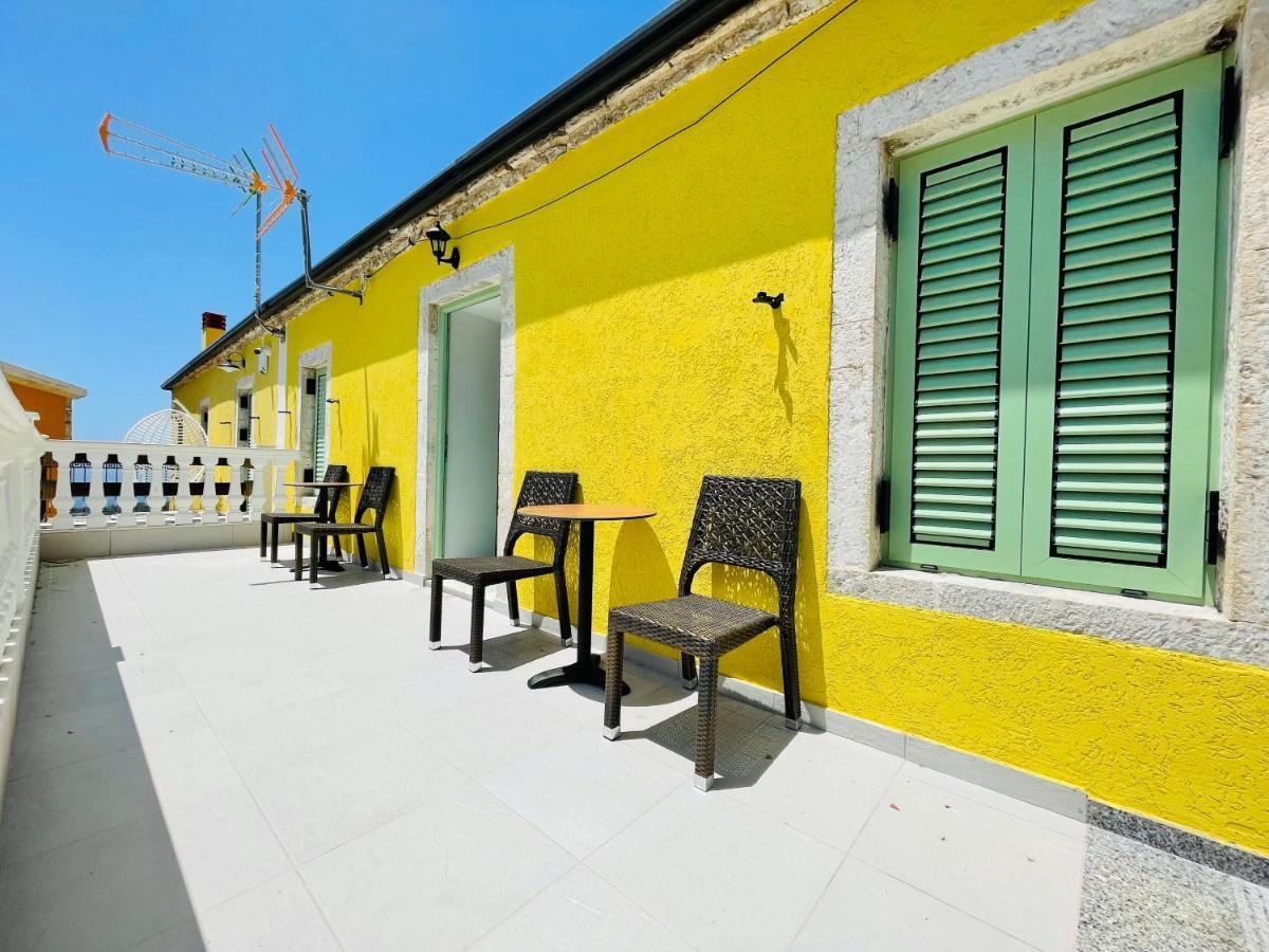 Mpolanos Guesthouse Himare Exterior foto