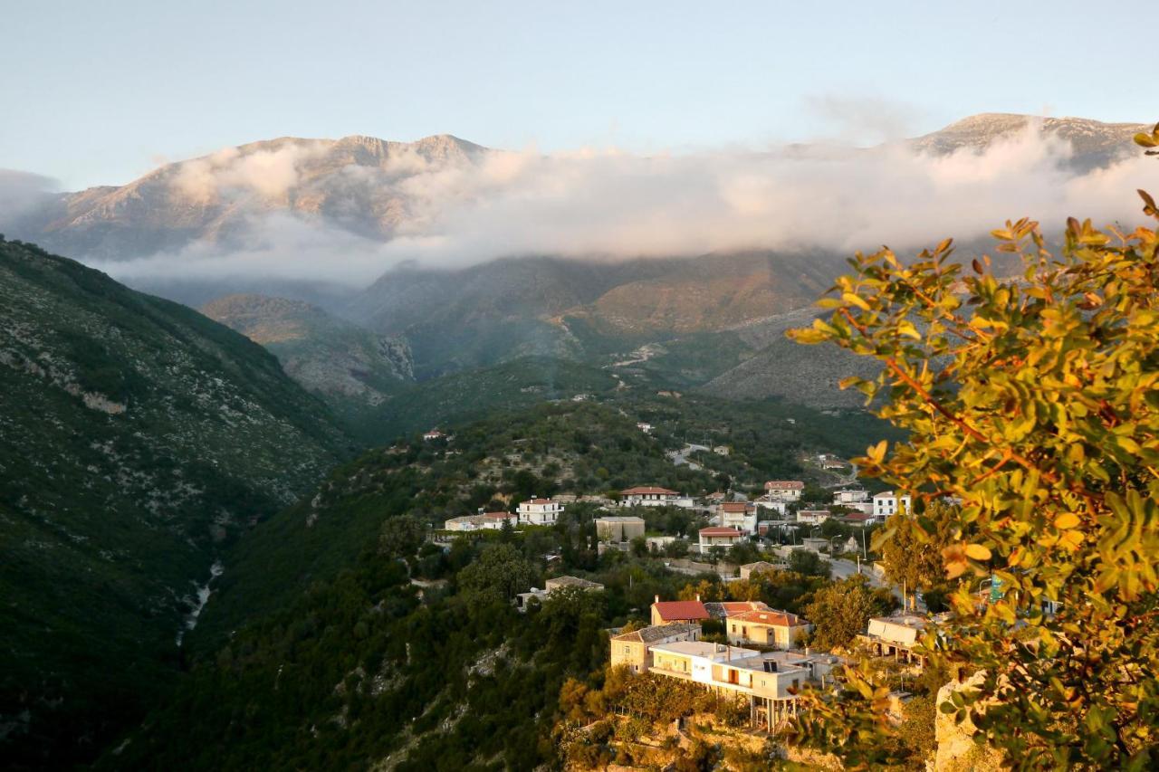 Mpolanos Guesthouse Himare Exterior foto