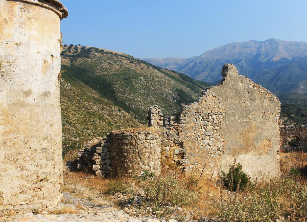 Mpolanos Guesthouse Himare Exterior foto