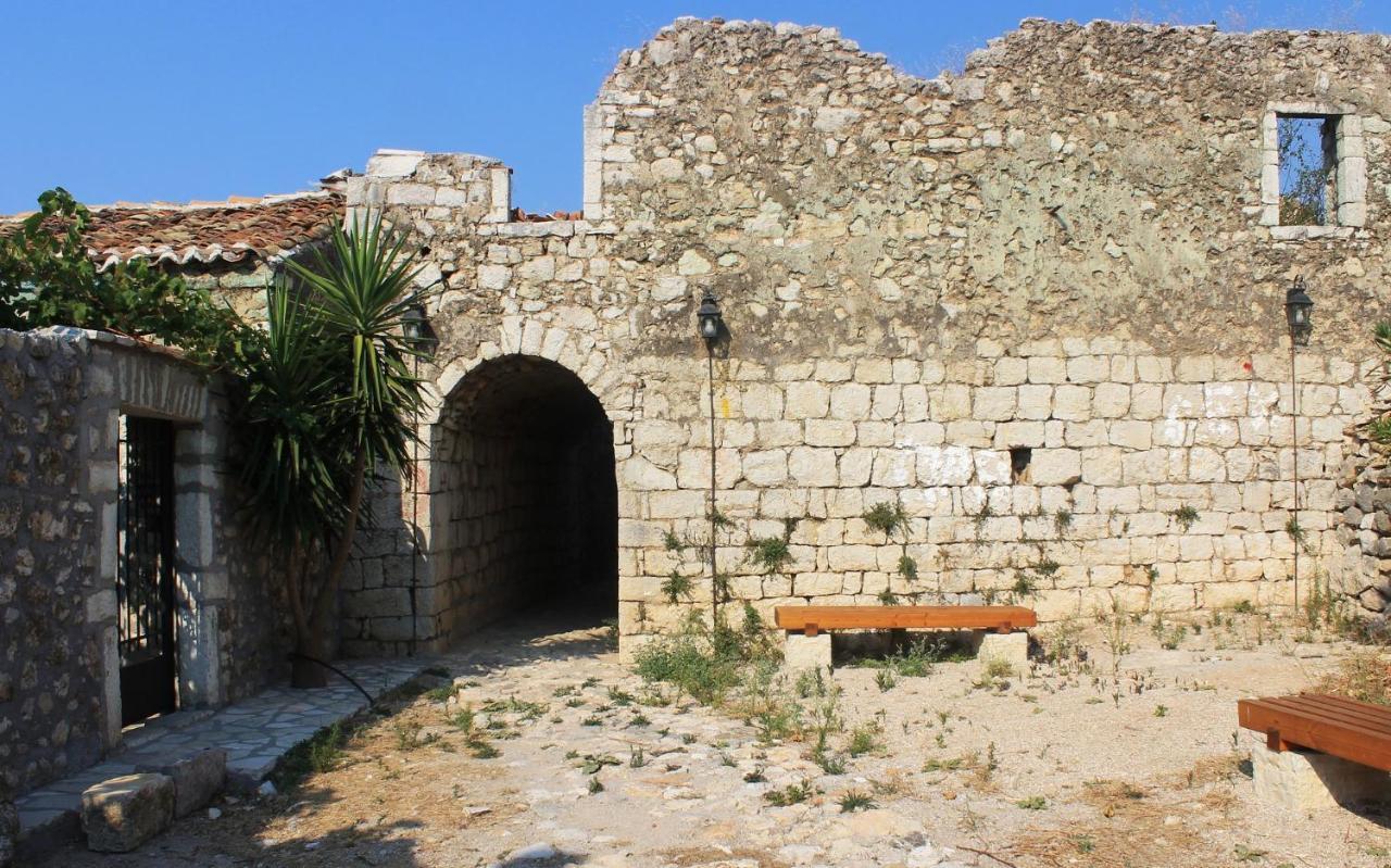 Mpolanos Guesthouse Himare Exterior foto