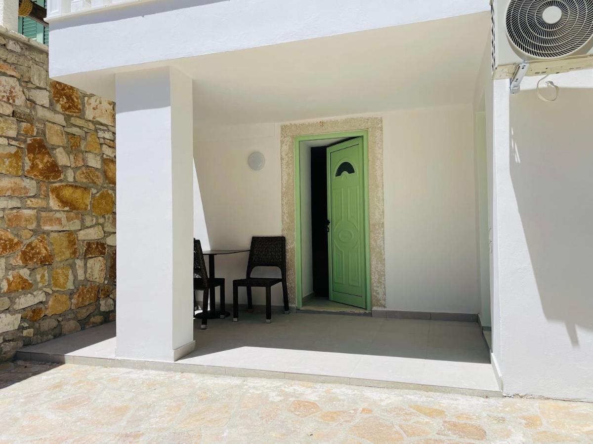 Mpolanos Guesthouse Himare Exterior foto
