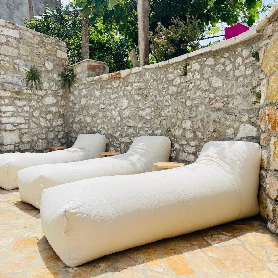 Mpolanos Guesthouse Himare Exterior foto