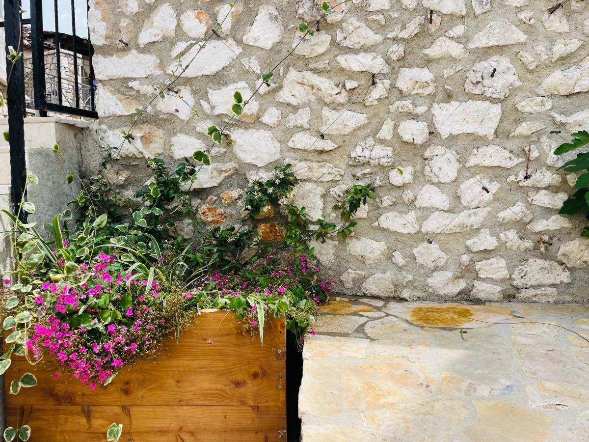 Mpolanos Guesthouse Himare Exterior foto