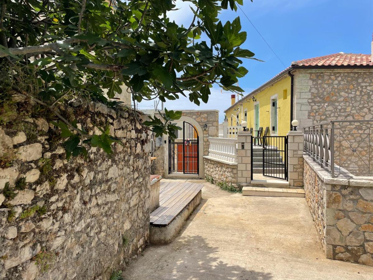 Mpolanos Guesthouse Himare Exterior foto